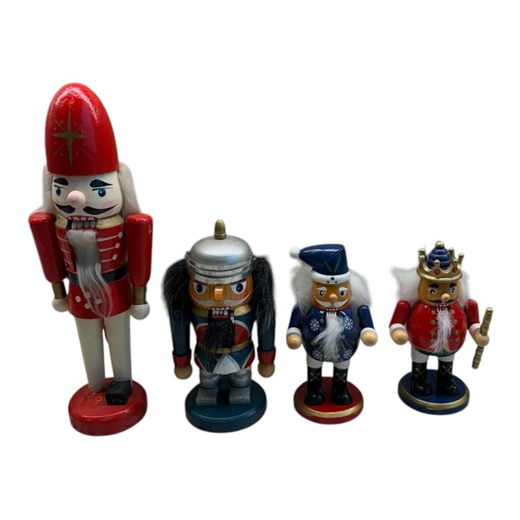 Vintage lot of 4 wooden nutcrackers 10” 6” 5” one missing shoe - Picture 1 of 5